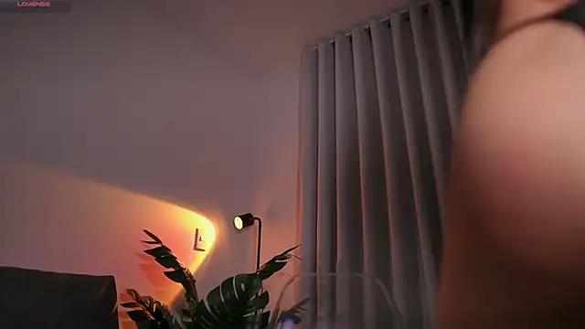 Snapshot of GigiLee_ chatting on 15, 11, 2025 GigiLee online show from 15, 11, 2025