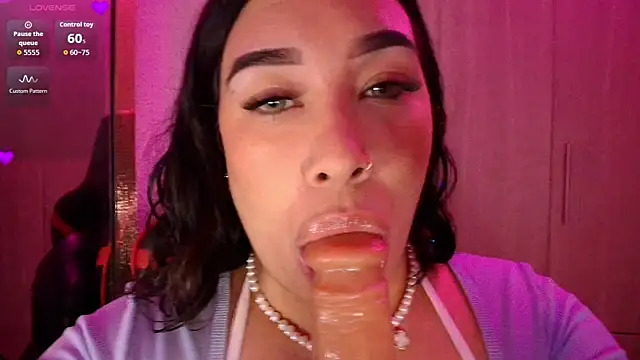 Snapshot of leahtemptation3 chatting on 24, 11, 2025 leahtemptation3 online show from 24, 11, 2025