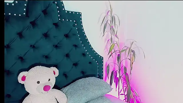 Snapshot of Emmaa_Saenz_ chatting on 5, 3, 2025 Emmaa Saenz online show from 5, 3, 2025