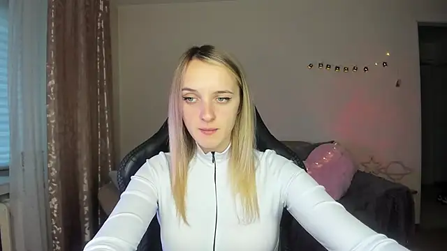 Snapshot of RouseReed chatting on 27, 10, 2025 RouseReed online show from 27, 10, 2025