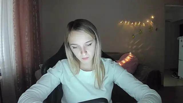 Snapshot of RouseReed chatting on 28, 10, 2025 RouseReed online show from 28, 10, 2025