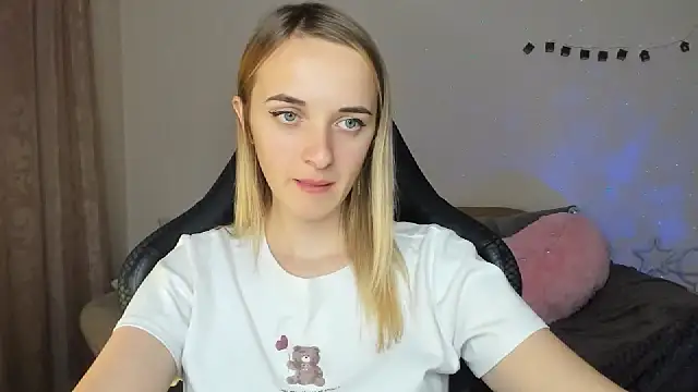 Snapshot of RouseReed chatting on 12, 11, 2025 RouseReed online show from 12, 11, 2025