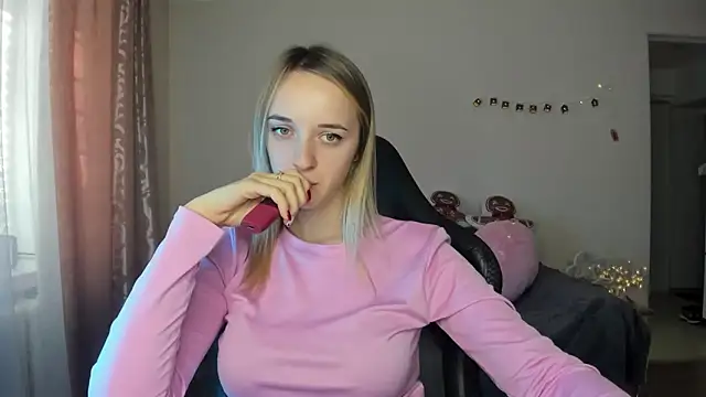 Snapshot of RouseReed chatting on 14, 11, 2025 RouseReed online show from 14, 11, 2025