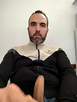 Snapshot of leon3875 chatting on 9, 10, 2025 leon3875 online show from 9, 10, 2025