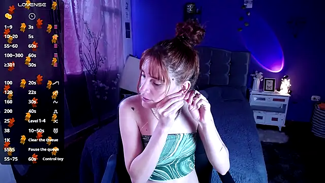 Snapshot of IsaBaileys_ chatting on 4, 11, 2025 IsaBaileys online show from 4, 11, 2025