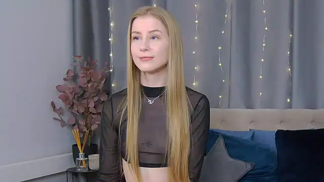 Snapshot of VioletiSwone chatting on 19, 2, 2025 VioletiSwone online show from 19, 2, 2025