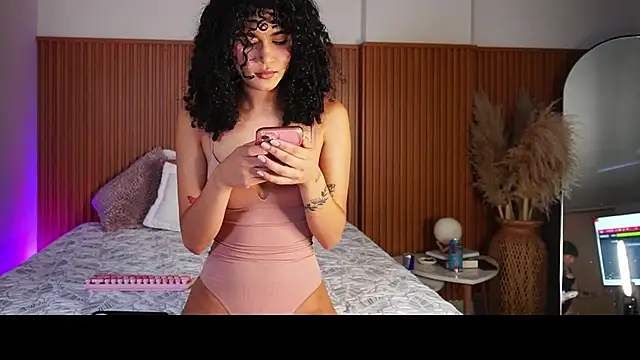 Lianh Benett online show from 5, 10, 2025