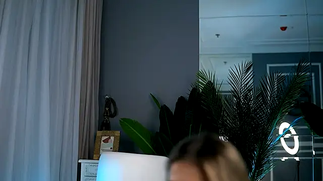 Snapshot of KellyMathews chatting on 10, 9, 2025 KellyMathews online show from 10, 9, 2025