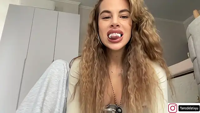 Snapshot of diffgirls2 chatting on 29, 9, 2025 diffgirls2 online show from 29, 9, 2025