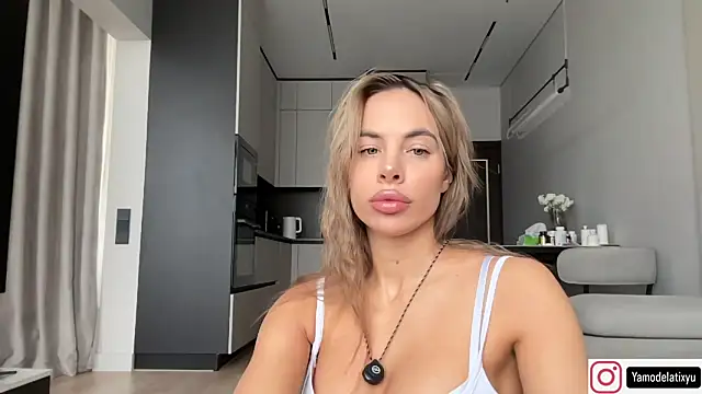 Snapshot of diffgirls2 chatting on 22, 10, 2025 diffgirls2 online show from 22, 10, 2025