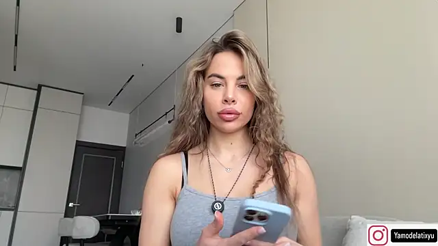 Snapshot of diffgirls2 chatting on 6, 11, 2025 diffgirls2 online show from 6, 11, 2025