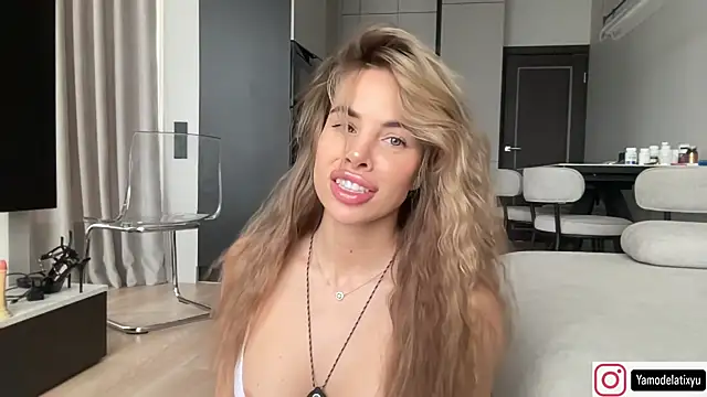 Snapshot of diffgirls2 chatting on 14, 11, 2025 diffgirls2 online show from 14, 11, 2025