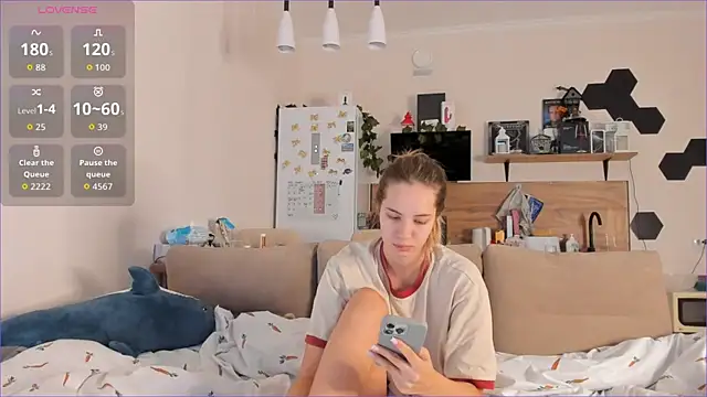 Girl alone home online show from 26, 9, 2025