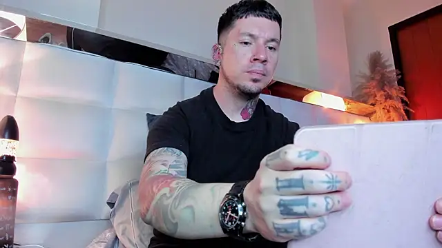 Snapshot of Adam_tatto chatting on 25, 11, 2025 Adam tatto online show from 25, 11, 2025