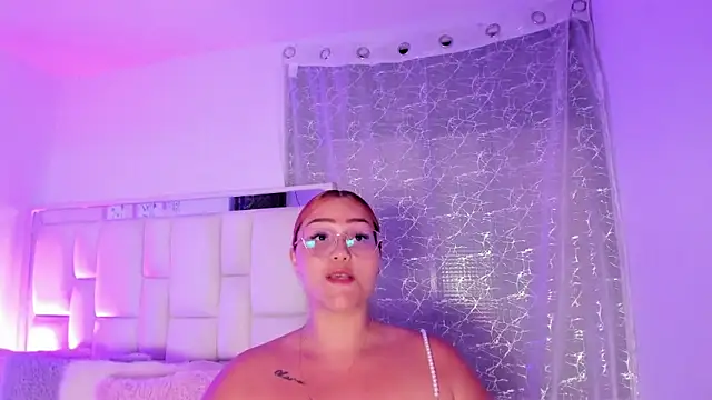 Snapshot of LeahxBarker chatting on 3, 12, 2025 LeahxBarker online show from 3, 12, 2025