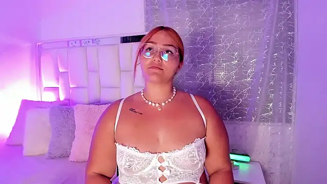 Snapshot of LeahxBarker chatting on 16, 12, 2025 LeahxBarker online show from 16, 12, 2025