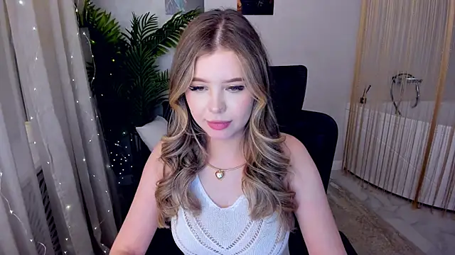 Snapshot of FollowLovee chatting on 8, 3, 2025 FollowLovee online show from 8, 3, 2025