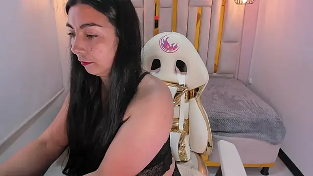 Karla hernandez  online show from 6, 2, 2025