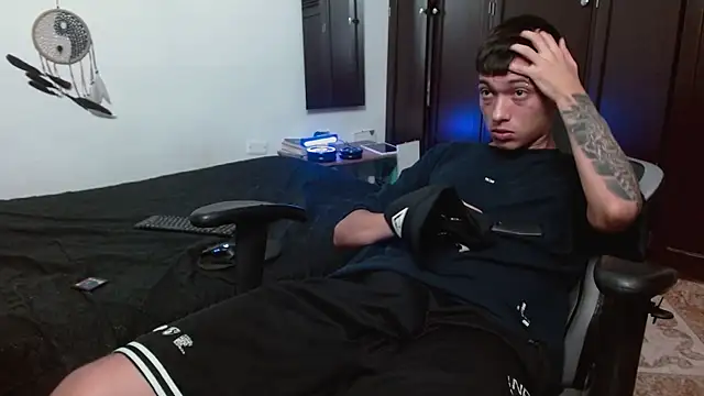 Snapshot of aaron_blug chatting on 4, 11, 2025 aaron blug online show from 4, 11, 2025