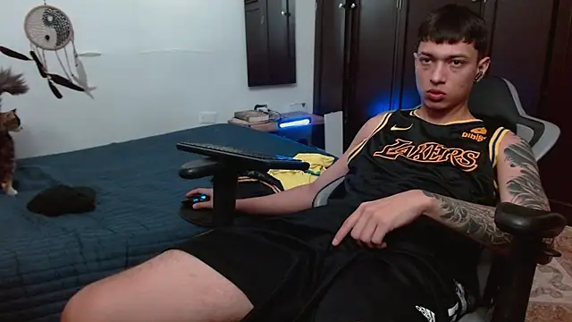 Snapshot of aaron_blug chatting on 23, 11, 2025 aaron blug online show from 23, 11, 2025