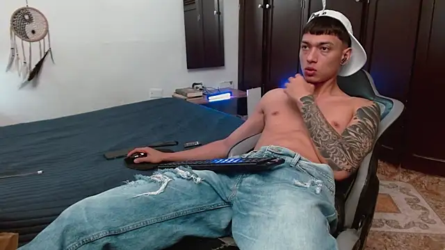 Snapshot of aaron_blug chatting on 30, 11, 2025 aaron blug online show from 30, 11, 2025