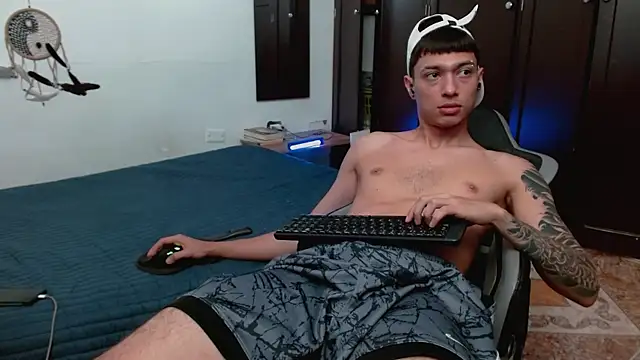 Snapshot of aaron_blug chatting on 18, 12, 2025 aaron blug online show from 18, 12, 2025