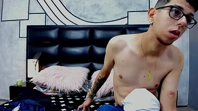 Derek and Skarlet online show from 11, 3, 2025