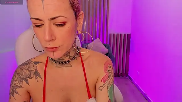 Snapshot of GinebraaFox_ chatting on 17, 12, 2024 GinebraaFox online show from 17, 12, 2024