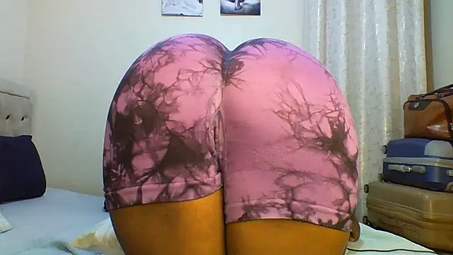 Snapshot of Petitiebooty chatting on 25, 6, 2026 Petitiebooty online show from 25, 6, 2026