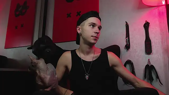 Joseph  Quinn online show from 25, 1, 2025