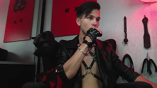 Joseph  Quinn online show from 20, 2, 2025