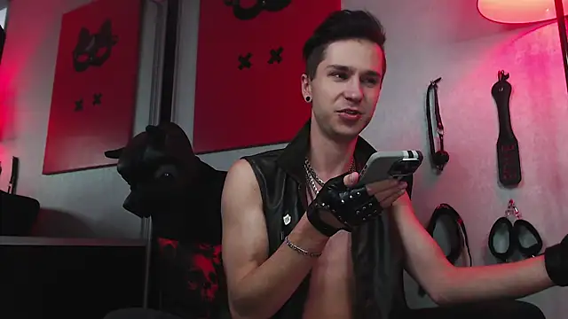 Joseph  Quinn online show from 2, 3, 2025