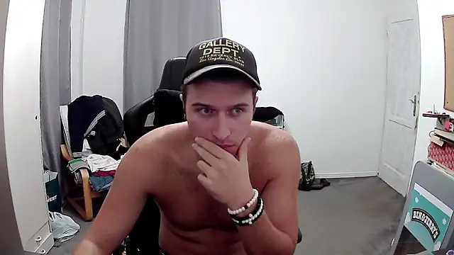 Snapshot of PKrisztian chatting on 6, 10, 2025 PKrisztian online show from 6, 10, 2025