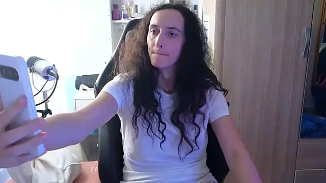 Snapshot of MemiKouki chatting on 28, 9, 2025 MemiKouki online show from 28, 9, 2025