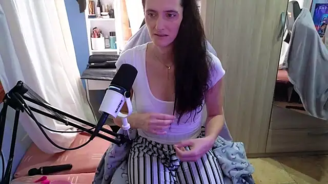 Snapshot of MemiKouki chatting on 25, 10, 2025 MemiKouki online show from 25, 10, 2025