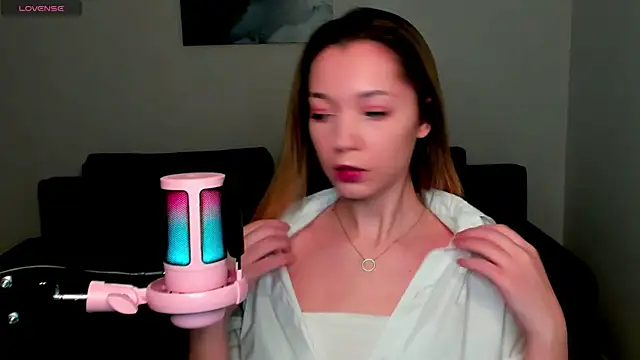 MiaThaine online show from 3, 1, 2025