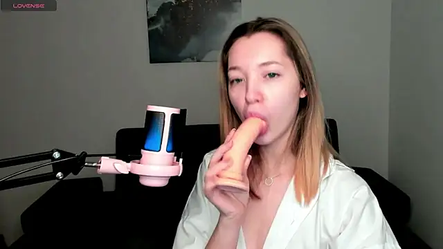 MiaThaine online show from 10, 1, 2025