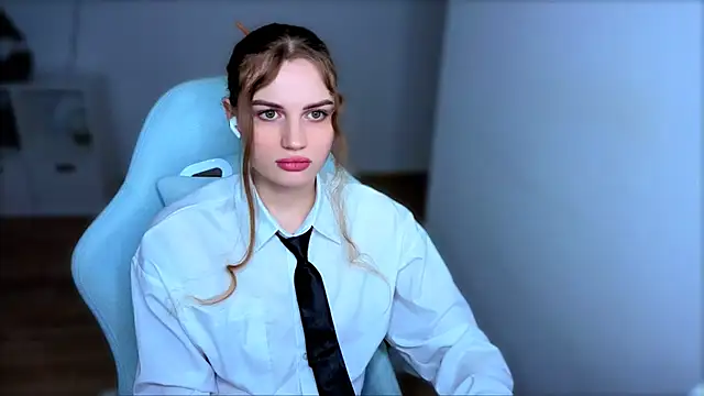 StellaLawless online show from 2, 2, 2026