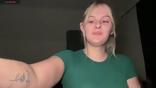 Snapshot of Allylove03 chatting on 19, 9, 2025 Allylove03 online show from 19, 9, 2025