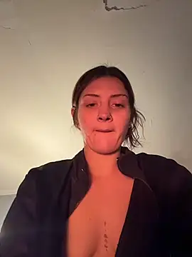 Snapshot of emilysue1 chatting on 2, 12, 2025 emilysue1 online show from 2, 12, 2025