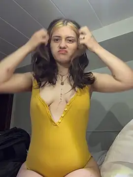 Snapshot of emilysue1 chatting on 6, 4, 2026 emilysue1 online show from 6, 4, 2026