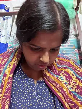 Snapshot of Beauty-queen chatting on 8, 3, 2025 Beauty-queen online show from 8, 3, 2025