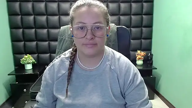 Snapshot of SaraThomso chatting on 21, 2, 2025 SaraThomso online show from 21, 2, 2025