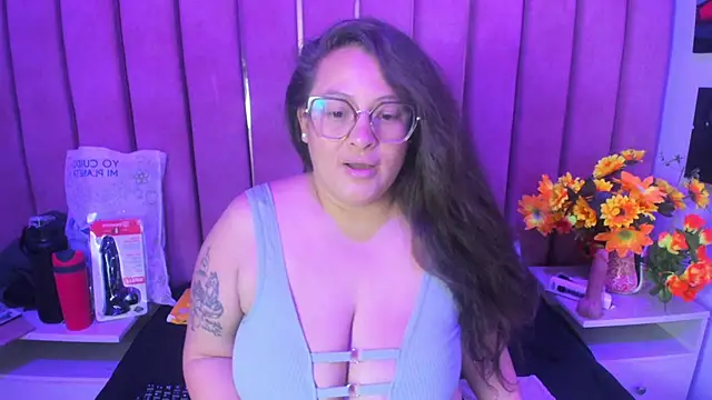 Snapshot of SaraThomso chatting on 12, 11, 2025 SaraThomso online show from 12, 11, 2025