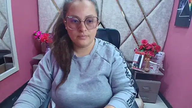 SaraThomso online show from 4, 12, 2025