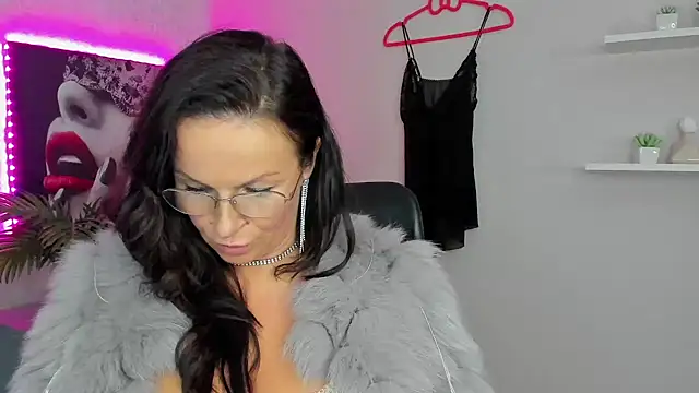 HelenLuxx online show from 1, 2, 2025