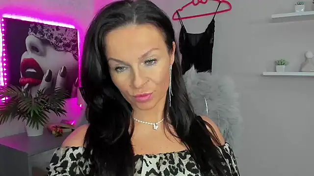 HelenLuxx online show from 2, 2, 2025