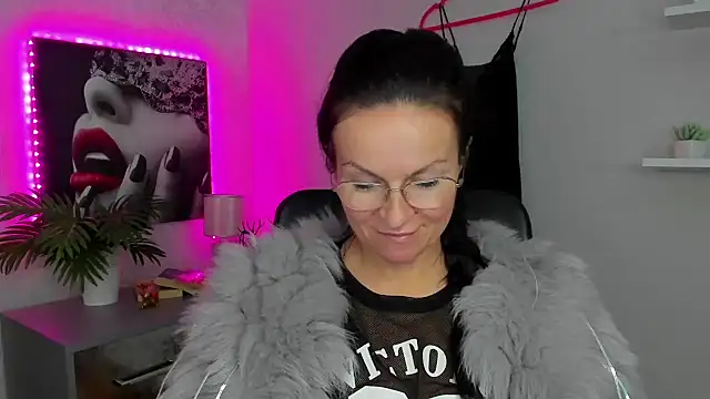 HelenLuxx online show from 3, 2, 2025