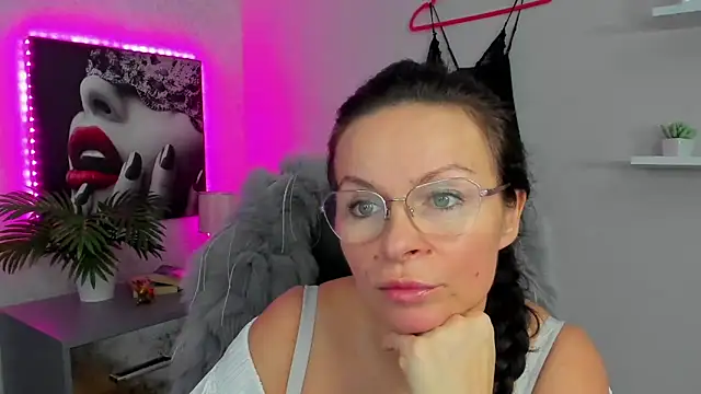 HelenLuxx online show from 4, 2, 2025