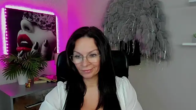 HelenLuxx online show from 3, 3, 2025